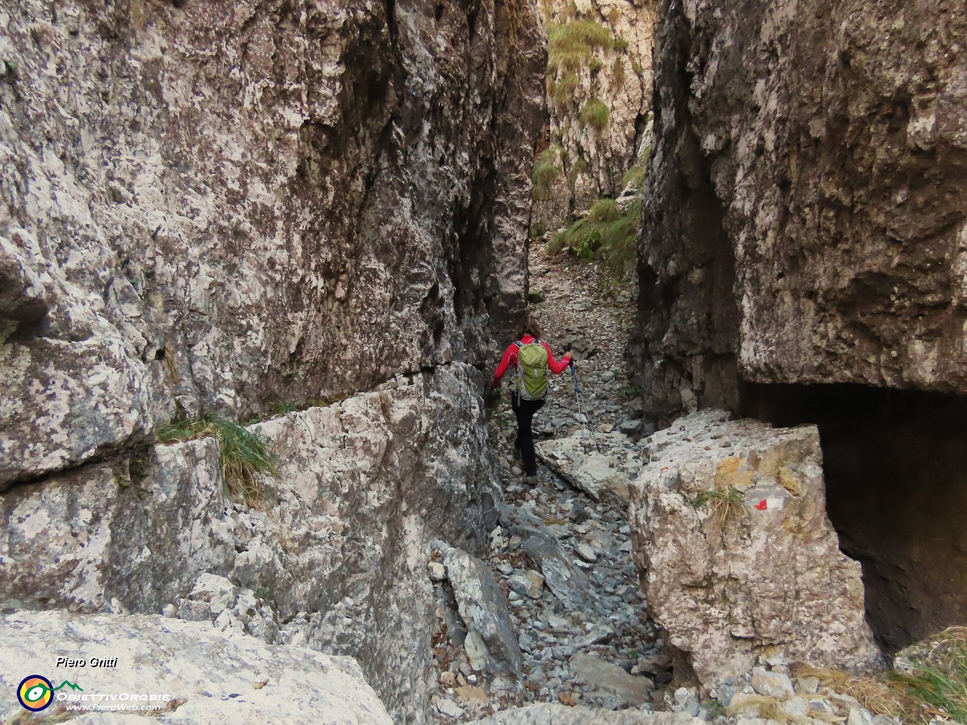 56 Passiamo da questa strettoia tra le rocce.JPG